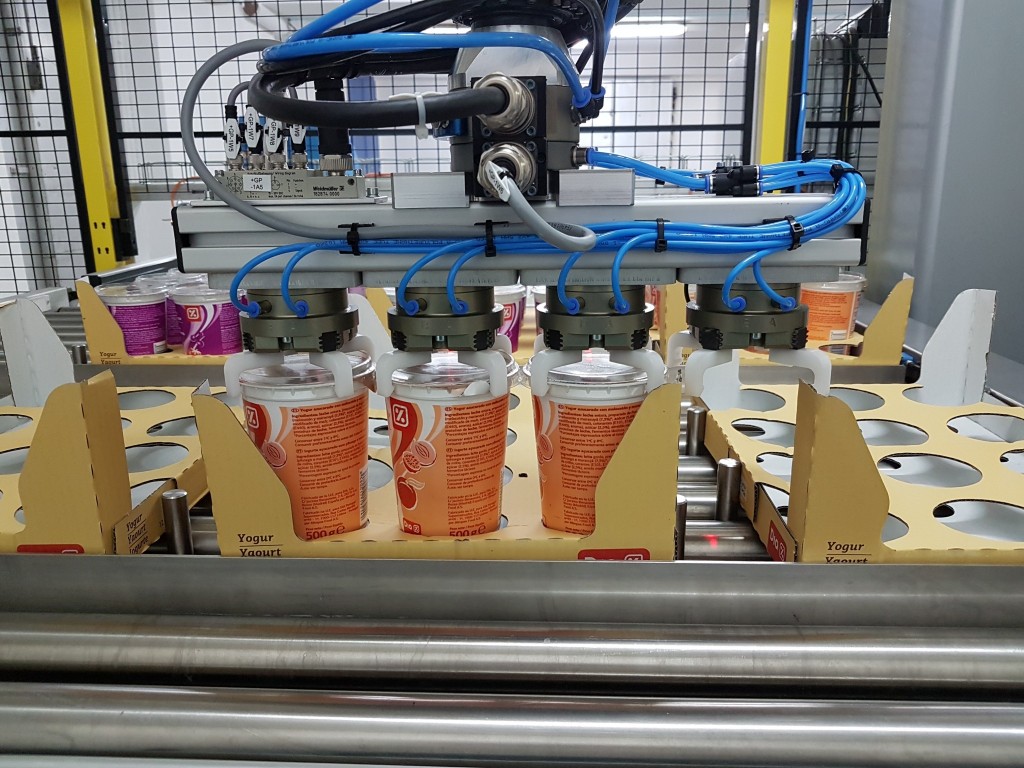 Robotická buňka pro třídění jogurtů